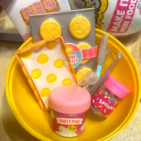 ⚜️Mini Verse Make it Mini Series 3 Cafe Birthday Cookies! - Picture 2 of 2